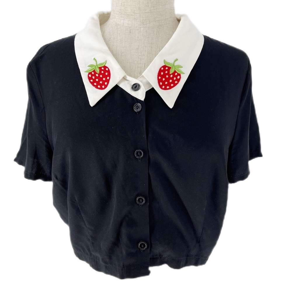 DANGERFIELD Rockabilly Strawberry Cropped Button Up Shirt - Picture 5 of 13